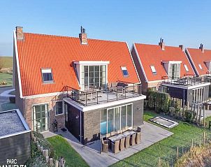 Villa Aqua de Luxe vakantiehuis in Colijnsplaat, Zeeland met ruime terrassen en uitzicht op het platteland.