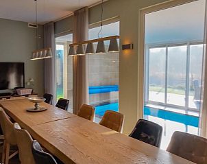 Eetkamer van Villa Aqua de Luxe in Colijnsplaat, Zeeland, vakantiehuis met uitzicht op het zwembad.