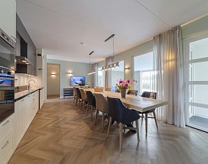 Moderne keuken en eetruimte in Villa Aqua de Luxe, vakantiehuis in Colijnsplaat, Zeeland.