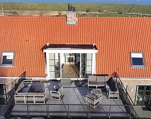 Bovenverdieping terras van Villa Aqua de Luxe, vakantiehuis in Colijnsplaat, Zeeland met comfortabele zitplaatsen.