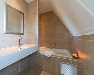 Luxe badkamer met bad in Villa Aqua de Luxe, vakantiehuis in Colijnsplaat, Zeeland.