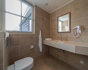 Moderne badkamer in Villa Aqua de Luxe, vakantiehuis in Colijnsplaat, Zeeland met veel lichtinval.