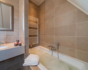 Bubbelbad in Villa Aqua de Luxe, vakantiehuis in Colijnsplaat, Zeeland voor ultieme ontspanning.