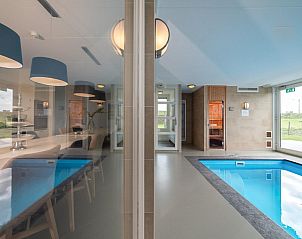 Overzicht van binnenzwembad en sauna in Villa Aqua de Luxe, vakantiehuis in Colijnsplaat, Zeeland.