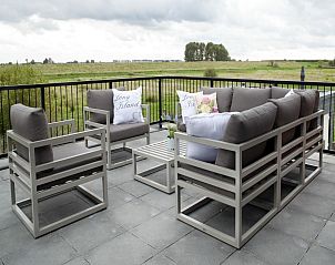 Terras met uitzicht op de natuur in Villa Aqua de Luxe, vakantiehuis in Colijnsplaat, Zeeland.