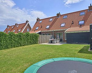 Ruime tuin bij vakantiehuis Samen aan Zee in Colijnsplaat, Noord-Beveland, met trampoline en terras.
