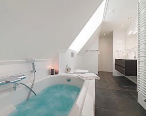 Luxe badkamer met bubbelbad in vakantiehuis Samen aan Zee, Colijnsplaat, Noord-Beveland, voor een ontspannende ervaring.
