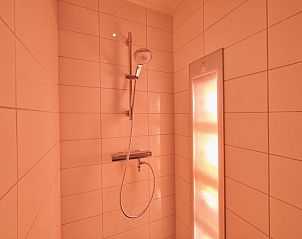 Moderne douche in vakantiehuis Samen aan Zee, Colijnsplaat, Noord-Beveland, met sfeervolle verlichting.