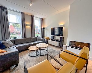 Modernes Wohnzimmer in der SeaLuxe Suite, einem Ferienhaus in Colijnsplaat, Noord-Beveland, Zeeland.