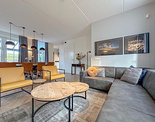 Schlafzimmer mit Kche in SeaLuxe Suite, Ferienhaus in Colijnsplaat, Noord-Beveland, Zeeland.