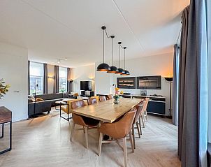 Luxurises Badezimmer mit Doppelwaschbecken in der SeaLuxe Suite, Ferienhaus in Colijnsplaat, Noord-Beveland, Zeeland.