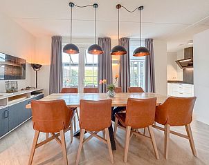 Schlafzimmer in der SeaLuxe Suite, einem Ferienhaus in Colijnsplaat, Noord-Beveland, Zeeland, mit Holzakzenten.