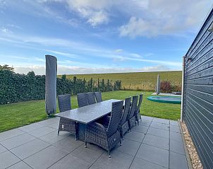 Badezimmer und Sauna in der SeaLuxe Suite, einem Ferienhaus in Colijnsplaat, Noord-Beveland, Zeeland.