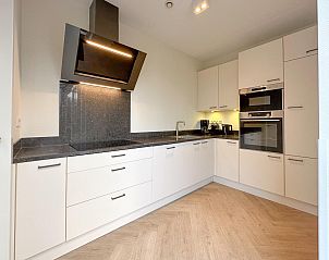 Schlafzimmer mit Tageslicht in SeaLuxe Suite, Ferienhaus in Colijnsplaat, Noord-Beveland, Zeeland.