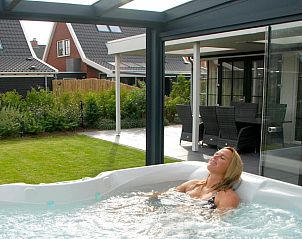 Ontspannen in de jacuzzi bij Coast Calm 71 vakantiehuis in Colijnsplaat, Zeeland.