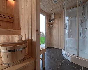 Moderne sauna en douche in Coast Calm 71 vakantiehuis in Zeeland.