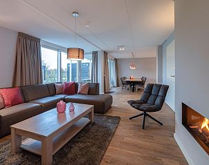 Gezellige woonkamer met open haard in Coast Calm 71 vakantiehuis, Colijnsplaat.