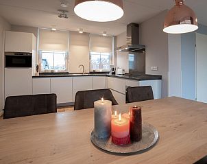 Stijlvolle eetruimte en keuken in Coast Calm 71 vakantiehuis, Noord-Beveland.