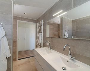 Luxe badkamer met dubbele wastafel in Coast Calm 71 vakantiehuis, Zeeland.