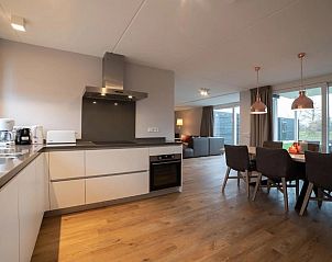 Open keuken en eetruimte in Coast Calm 71 vakantiehuis, Noord-Beveland.