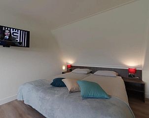 Slaapkamer met tv in Coast Calm 71 vakantiewoning, Colijnsplaat, Zeeland.