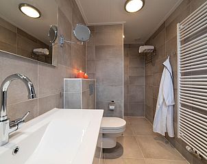 Moderne badkamer met douche in Coast Calm 71 vakantiehuis, Noord-Beveland.