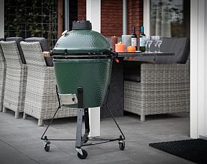 Buitenkeuken met barbecue in Coast Calm 71 vakantiehuis, Colijnsplaat.