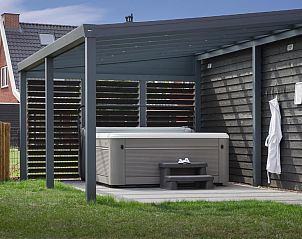 Overdekte jacuzzi in de tuin van Coast Calm 71 vakantiehuis, Zeeland.