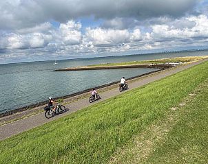 Fietspad langs de kust in de buurt van Coast Calm 71, Colijnsplaat, Noord-Beveland.