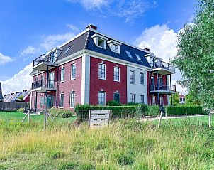 Sauna Zee 27H vakantiehuis in Colijnsplaat, Noord-Beveland, omgeven door groen met een charmant terras en landelijke omgeving.