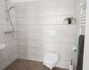Moderne badkamer in Bungalow de Dukdalf, Kamperland, met ruime douche en stijlvolle inrichting.