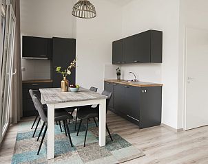 Open keuken en eetruimte in Bungalow de Dukdalf, Kamperland, met modern design en veel licht.