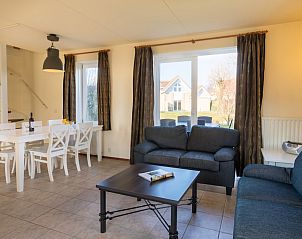 Gezellige woonkamer van Villa 5A in Kamperland, Zeeland, met comfortabel meubilair en uitzicht op de tuin.