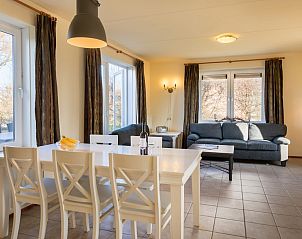 Moderne keuken in Villa 5A, een vakantiehuis in Kamperland, Noord-Beveland, Zeeland, met houten kasten en volledig uitgeruste voorzieningen.
