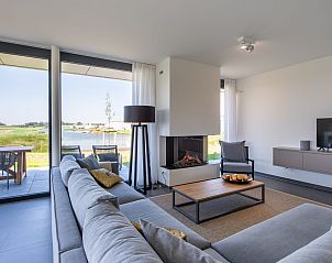 Esszimmer mit Blick auf das Wasser im Ferienhaus Waterline 44, Kamperland, Zeeland.
