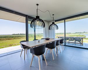 Gerumiges Wohnzimmer im Ferienhaus Waterline 44, Kamperland, mit bequemen Sofas.