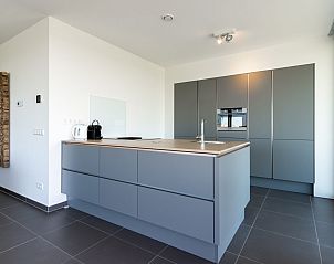 Schlafzimmer mit Doppelbett im Ferienhaus Waterline 44, Kamperland, mit Blick auf die Natur.