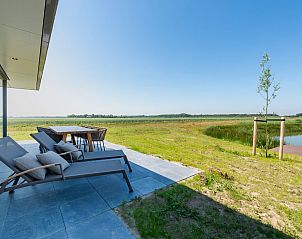 Terrasse mit Liegesthlen und Seeblick im Ferienhaus Waterline 44, Kamperland.