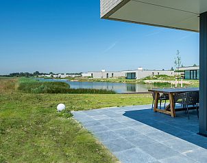 Auenansicht des Bungalows Waterline 44, De Groote Duynen, Kamperland, mit Blick auf die grne Umgebung.