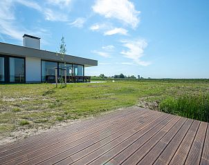 Modernes Badezimmer im Ferienhaus Waterline 44, Kamperland, mit begehbarer Dusche.