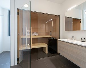 Detail von Luxus-Pflegeprodukten in Waterline 44, De Groote Duynen, Kamperland.