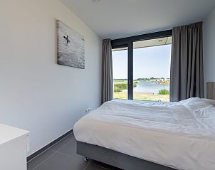 Sonniger Auenbereich im Ferienhaus Waterline 44, Kamperland, mit bequemen Liegesthlen.