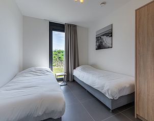 Moderne Architektur des Bungalows Waterline 44, De Groote Duynen, Kamperland.