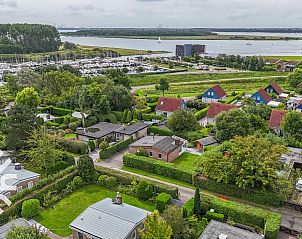 Luftaufnahme des Ferienhauses ZE1121 in Kamperland, Zeeland mit umliegenden Grnflchen.