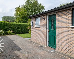 Blhender Garten im Ferienhaus ZE1121 in Kamperland, Zeeland mit Blick auf den Wintergarten.