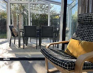 Essecke im Wintergarten des Ferienhauses ZE1121 in Kamperland, Zeeland.