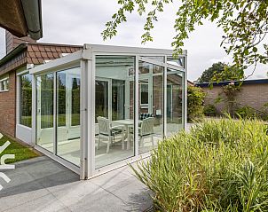 Gewchshaus und Garten des Ferienhauses ZE1121 in Kamperland, Zeeland mit Blumen.