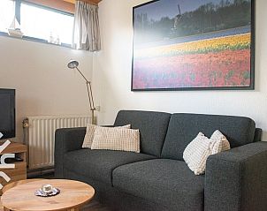 Vorderseite des Ferienhauses ZE1121 in Kamperland, Zeeland, mit Wintergarten und Garten.