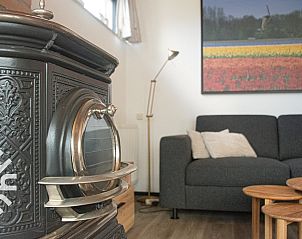 Hinterhof des Ferienhauses ZE1121 in Kamperland, Zeeland mit Holzschuppen.