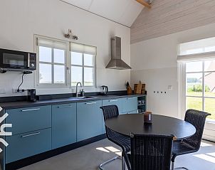 Gemtlicher Innenbereich des Ferienhauses ZE1208 in Kamperland, Zeeland, mit Kche und Sitzecke.